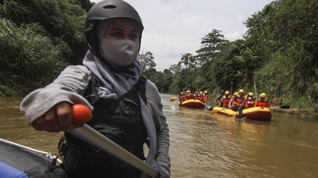 Peserta mendayung perahu karet mengamati titik longsor di Ruas Sungai Ciliwung, Depok, Jawa Barat, Jumat (23/10/2020). [ANTARA FOTO/Asprilla Dwi Adha]