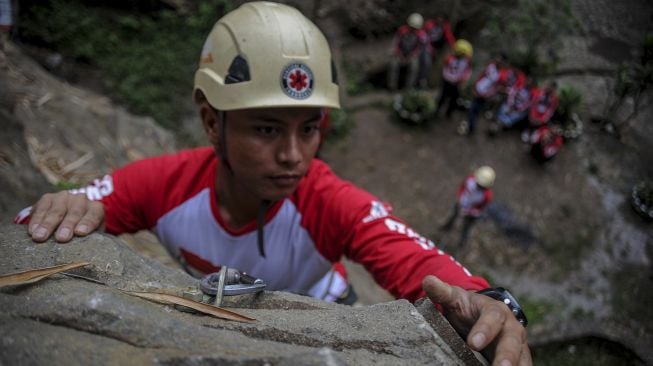 Seorang siswa sekolah panjat tebing merah putih menjalani sesi kelas panjat tebing di Tebing Batu Templek, Cimenyan, Kabupaten Bandung, Jawa Barat, Jumat (23/10/2020). [ANTARA FOTO/Raisan Al Farisi]