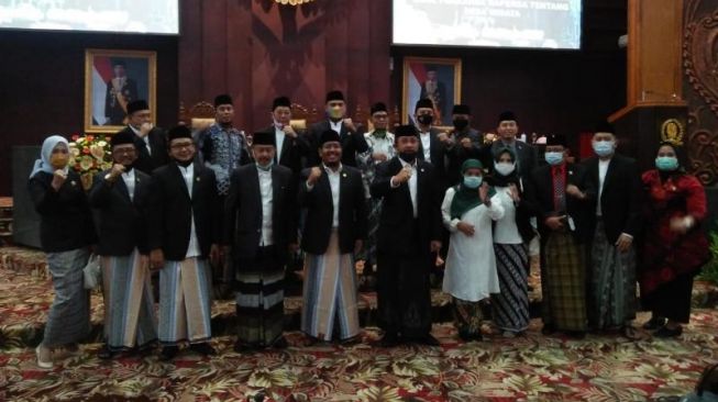 Ikut Hormati Hari Santri, Sidang Paripurna DPRD Jatim Pakai Sarung