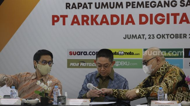 Direktur Utama PT Arkadia Digital Media Tbk, Wiliam Martaputra (kanan) berbincang dengan Komisaris Utama Stephen K. Sulistyo (tengah) dan Komisaris Independen Ariyo Ali Suprapto (kiri) sebelum memberikan paparan saat Rapat Umum Pemegang Saham Luar Biasa (RUPSLB) di Jambuluwuk Hotel, Jakarta, Jumat (23/10/2020). [Suara.com/Angga Budhiyanto]