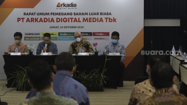 Komisaris Utama PT Arkadia Digital Media Tbk, Stephen K. Sulistyo (kedua kiri) didampingi Komisaris Independen Ariyo Ali Suprapto (kiri), Direktur Utama Wiliam Martaputra (kedua kanan), dan Direktur Suwarjono (kanan) memberikan paparan saat Rapat Umum Pemegang Saham Luar Biasa (RUPSLB) di Jambuluwuk Hotel, Jakarta, Jumat (23/10/2020). [Suara.com/Angga Budhiyanto]