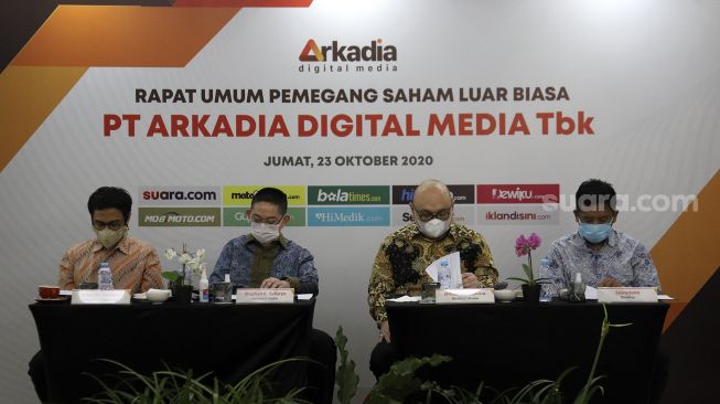 Komisaris Utama PT Arkadia Digital Media Tbk, Stephen K. Sulistyo (kedua kiri) didampingi Komisaris Independen Ariyo Ali Suprapto (kiri), Direktur Utama Wiliam Martaputra (kedua kanan), dan Direktur Suwarjono (kanan) bersiap memberikan paparan saat Rapat Umum Pemegang Saham Luar Biasa (RUPSLB) di Jambuluwuk Hotel, Jakarta, Jumat (23/10/2020). [Suara.com/Angga Budhiyanto]