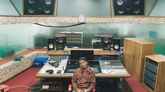 Dipha Barus berada di ruangan mixing Studio Soneta. [Instagram]