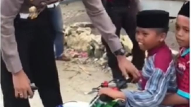 Dihadang Polisi Gegara Bonceng Tiga, Bocah Ini Nangis Takut Motornya Dibawa