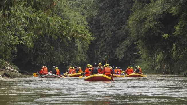 Peserta mendayung perahu karet mengamati titik longsor di Ruas Sungai Ciliwung, Depok, Jawa Barat, Jumat (23/10/2020). [ANTARA FOTO/Asprilla Dwi Adha]