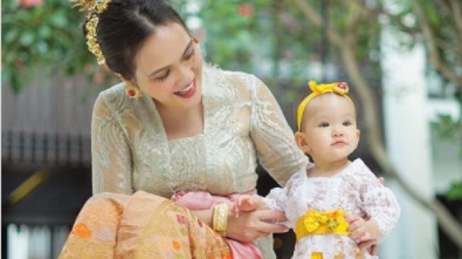 Shandy Aulia dan Baby Claire. (Instagram/@shandyaulia)