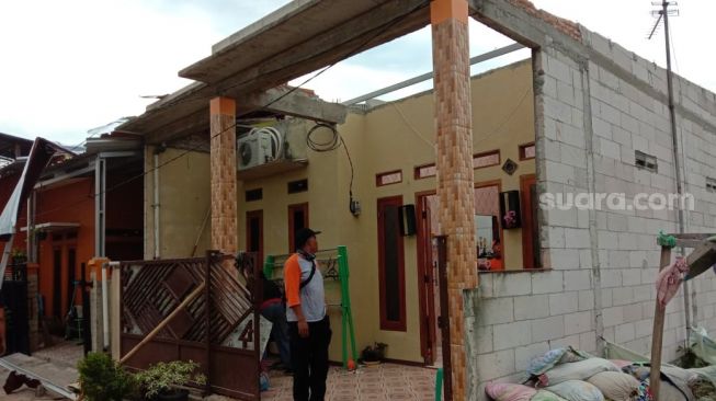 Kondisi rumah warga Kaliabang Tengah, Kecamatan Bekasi Utara, Kota Bekasi, pasca diamuk angin puting beliung, Jumat (23/10/2020). [Mochamad Yacub Ardiansyah]