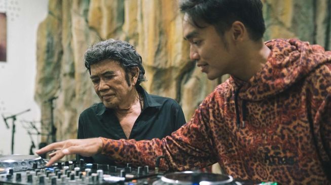 Dipha Barus terlihat tengah memperlihatkan alat turntable kepada Rhoma Irama. [Instagram]