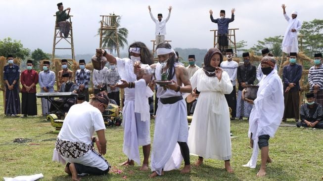 Sejumlah seniman komunitas Lima Gunung menampilkan pertunjukan seni bertajuk "Prihatin, Berdoa, Bergembira" saat acara Muludan Tegalrejo di kompleks Ponpes Syubbanul Wathon Secang, Magelang, Jateng, Jumat (23/10/2020). [ANTARA FOTO/Anis Efizudin]