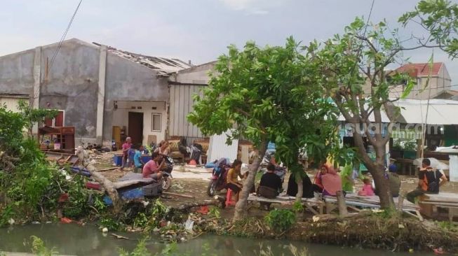 Kondisi rumah warga Kaliabang Tengah, Kecamatan Bekasi Utara, Kota Bekasi, pasca diamuk angin puting beliung, Jumat (23/10/2020). [Mochamad Yacub Ardiansyah]