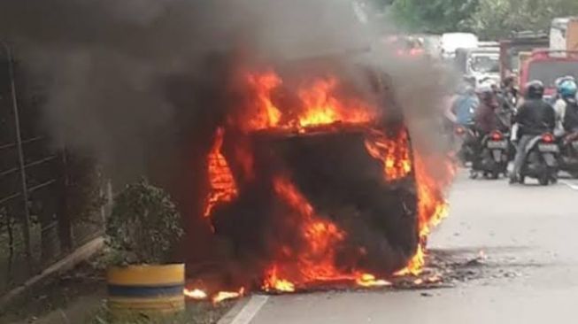 Cekcok Mulut dengan Sopir Angkot, Pemotor Bakar Mobil di Tangerang