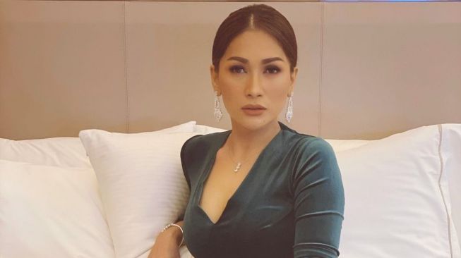 Sudah menikah sama mantan penyidik KPK? Ini pengakuan Tata Janeeta