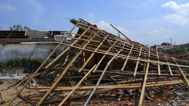 Sebuah atap rumah ambruk pascaditerpa angin puting beliung di Bekasi, Jawa Barat, Sabtu (24/10/2020). [ANTARA FOTO/Fakhri Hermansyah]