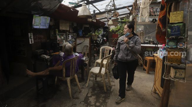 Suasana di pasar barang antik di Kampoeng Gallery, Kebayoran Lama, Jakarta Selatan, Sabtu (24/10/2020). [Suara.com/Angga Budhiyanto]