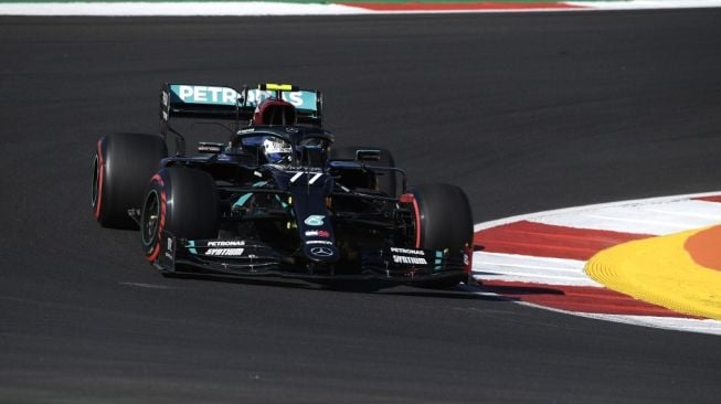 Driver Mercedes, Valtteri Bottas tampil dalam sesi latihan bebas F1 GP Portugal 2020 di Sirkuit Internasional Algarve, Sabtu (24/10/2020). [JORGE GUERRERO / POOL / AFP]