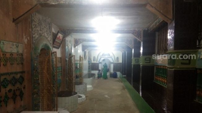 Masjid Agung Nurul Yaqin atau lebih dikenal dengan Masjid Pintu Seribu yang terletak di Kampung Bayur, Kelurahan Priukjaya, Kecamatan Priuk, Kota Tangerang. [Suara.com/Ridsha Vimanda Nasution]