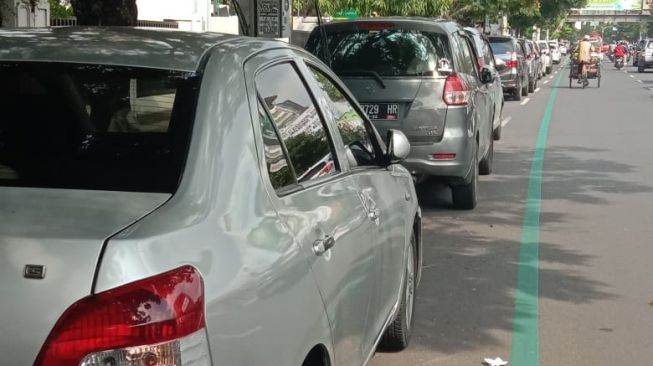 Duh, Jalur Sepeda di Semarang Jadi Tempat Parkir Mobil