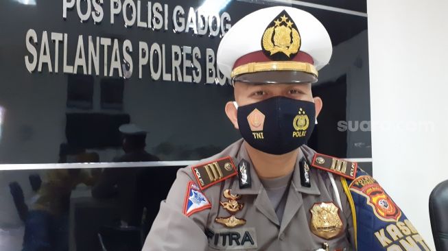 Kasat Lantas Polres Bogor AKP Fitra Zuanda saat ditemui di Pos Polisi Gadog Ciawi, Sabtu (24/10/2020). [Suara.com/Andi Ahmad Sulaendi]