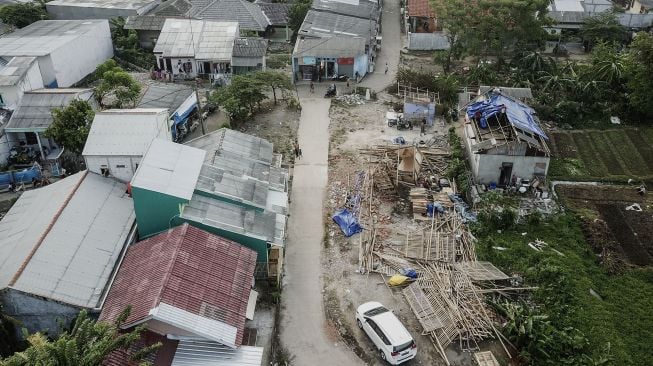 Foto udara rumah yang rusak akibat terkena angin puting beliung di Kaliabang Tengah, Bekasi, Jawa Barat, Sabtu (24/10/2020). [ANTARA FOTO/Fakhri Hermansyah]