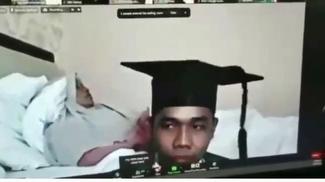 Haru! Viral Pria Wisuda Daring Sembari Temani Ibu yang Terbaring Sakit