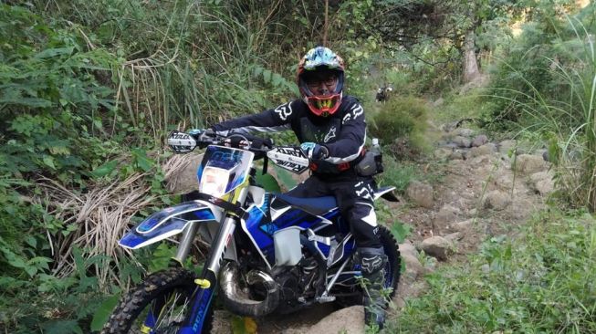 Aksi dr Yasmin Dermawan saat menunggang motor trail kesayangannya (Dok. Istimewa)