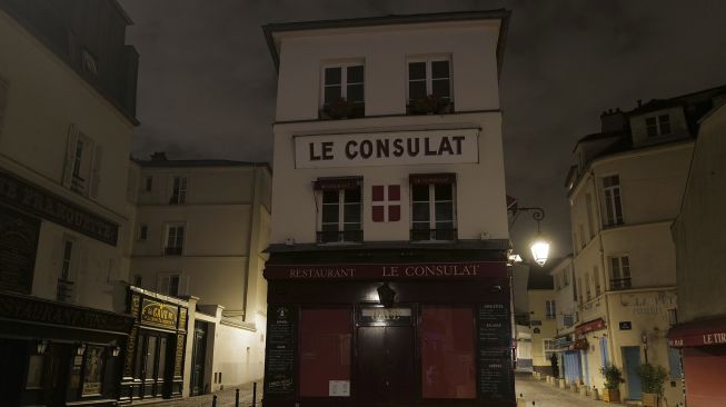 Jalan Norvins di Montmartre di distrik 18 Paris, selama jam malam, pada (23/10/2020). [Valery HACHE / AFP]