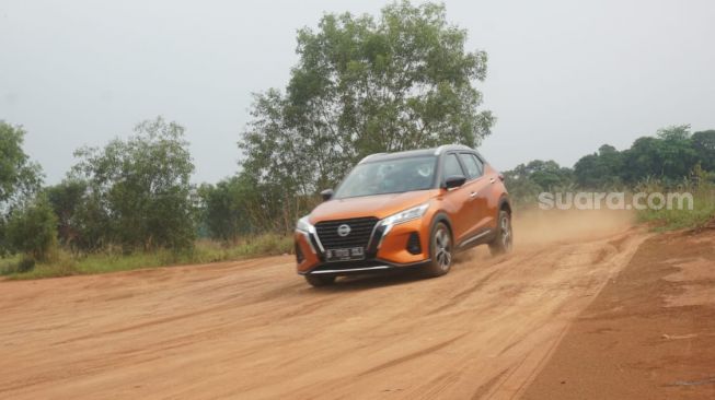 Menjajal Nissan Kicks e-POWER di trek non-aspal [Suara.com/Manuel Jeghesta Nainggolan].