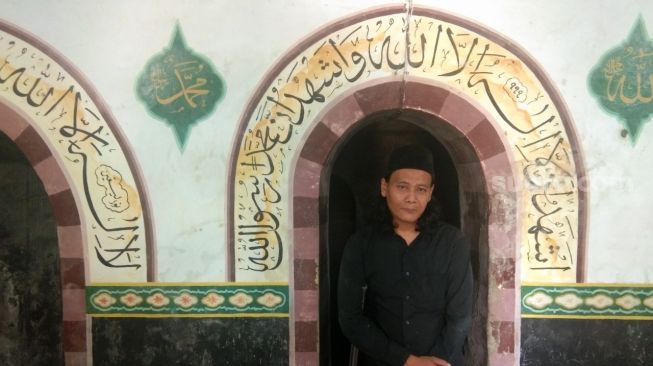 Rusdi, juru pelihara Masjid Pintu Seribu yang terletak di Kampung Bayur, Kelurahan Priukjaya, Kecamatan Priuk, Kota Tangerang. [Suara.com/Ridsha Vimanda Nasution]