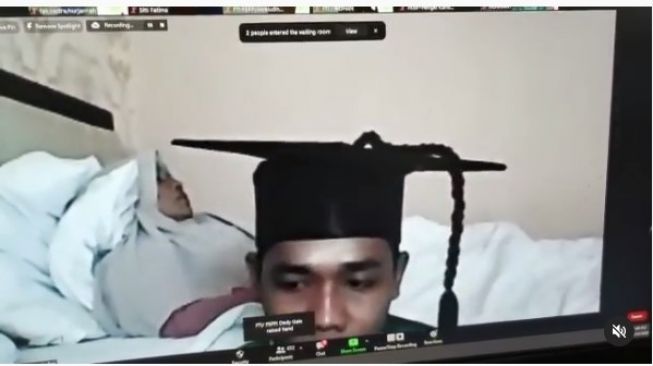 Wisuda Online Sambil Temani Ibu yang Sakit, Lulusan UMI Tuai Simpati Dekan