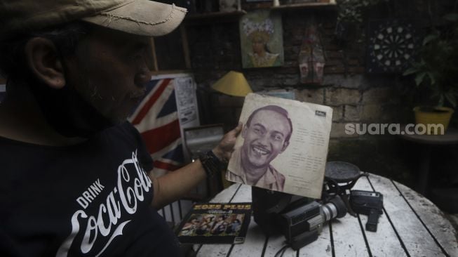 Pengelola menunjukkan koleksi piringan hitam di pasar barang antik di Kampoeng Gallery, Kebayoran Lama, Jakarta Selatan, Sabtu (24/10/2020). [Suara.com/Angga Budhiyanto]