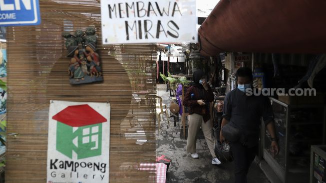 Suasana di pasar barang antik di Kampoeng Gallery, Kebayoran Lama, Jakarta Selatan, Sabtu (24/10/2020). [Suara.com/Angga Budhiyanto]