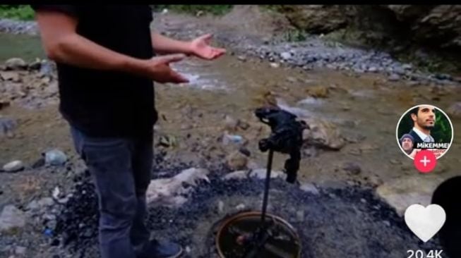 Memasak di pinggir sungai (TikTok @ramazanramazanass)