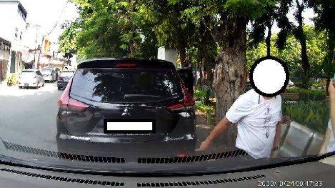 Tak Terima Dinasehati, Pemobil Ini Ajak Baku Hantam Pria yang Menasehati