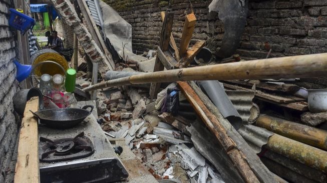 Sebuah rumah rusak akibat gempa bumi di Dusun Kertaharja, Kabupaten Pangandaran, Jawa Barat, Minggu (25/10/2020).  [ANTARA FOTO/Adeng Bustomi]