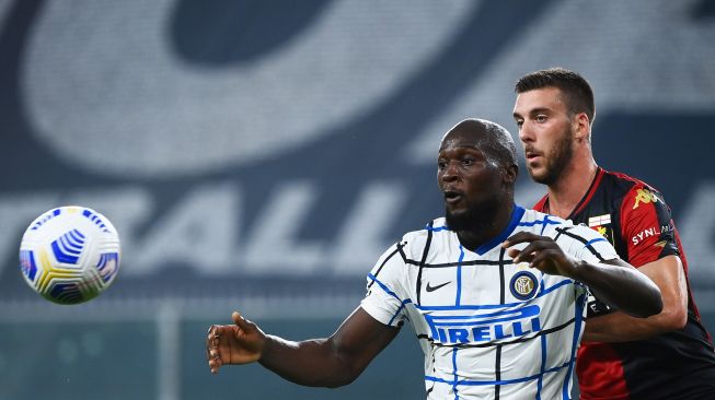 Penyerang Inter Milan Romelu Lukaku memperebutkan bola dengan bek Italia Genoa Mattia Bani (kanan) dalam pertandingan sepak bola Serie A Italia Genoa melawan Inter Milan di Stadion Luigi-Ferraris, Genoa, Italia, Minggu (24/10). [MARCO BERTORELLO / AFP]