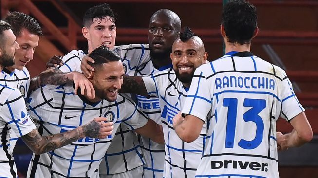 Bek Inter Milan Danilo D'Ambrosio melakukan selebrasi setelah ia mencetak gol kedua timnya dalam pertandingan sepak bola Serie A Italia Genoa melawan Inter Milan di Stadion Luigi-Ferraris, Genoa, Italia, Minggu (24/10).  [MARCO BERTORELLO / AFP]