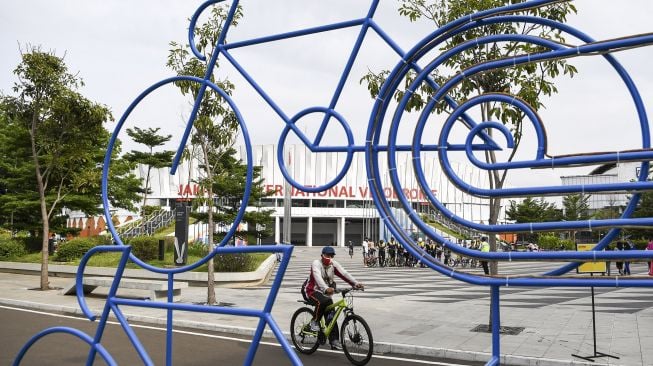 Sejumlah warga yang antre untuk berolahraga di Jakarta International Velodrome, Rawamangun, Jakarta, Minggu (25/10/2020).  [ANTARA FOTO/M Risyal Hidayat]