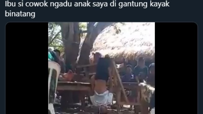 Viral Pemuda Dihukum Gantung Kepala di Bawah. (twitter.com/Namaku_Mei)