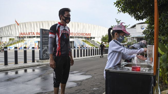 Seorang warga mencuci tangannya sebelum berolahraga di Jakarta International Velodrome, Rawamangun, Jakarta, Minggu (25/10/2020). [ANTARA FOTO/M Risyal Hidayat]
