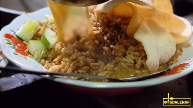 Gokil! Makan Nasi Goreng Kuah Tongseng Harus Rela Antre 1,5 Jam