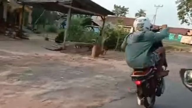 Viral Aksi Bocah Atraksi Pakai Motor di Jalan, Endingnya Bikin Ngilu