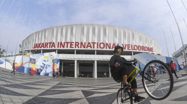 Warga bersepeda di Jakarta International Velodrome, Rawamangun, Jakarta, Minggu (25/10/2020).  [ANTARA FOTO/M Risyal Hidayat]
