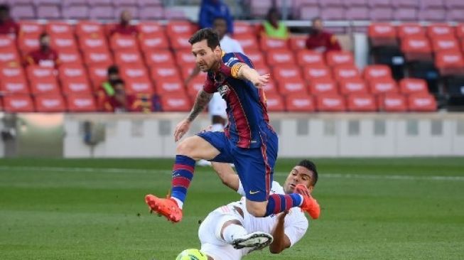 Aksi Lionel Messi saat Barcelona kalah 1-3 dari Real Madrid di El Clasico. (LLUIS GENE / AFP)