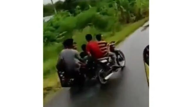 Viral Video Bocah Naik Motor Berlima, Endingnya Bikin Ngakak