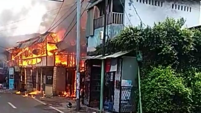 Kebakaran melanda pemukiman di belakang Mal Senayan City, Kebayoran Lama, Jakarta Selatan, pada Senin (26/10/2020) pagi. [Tangkapan layar video Damkar]