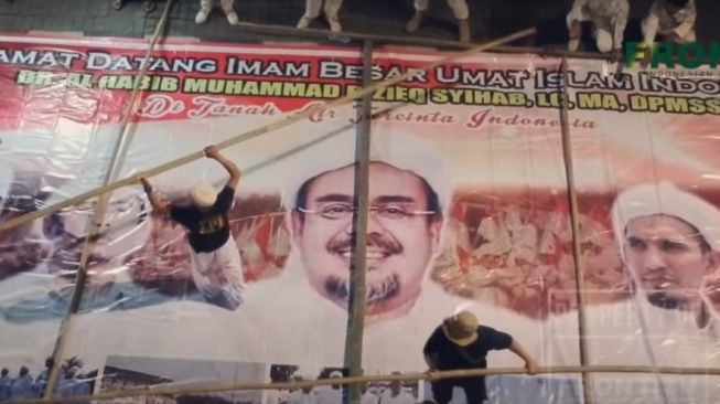 Poster dengan kalimat heroik dan penuh pengorbanan muncul jelang habib Rizieq Shihab pulang ke Indonesia awal November 2020 besok. (Youtube Front TV)