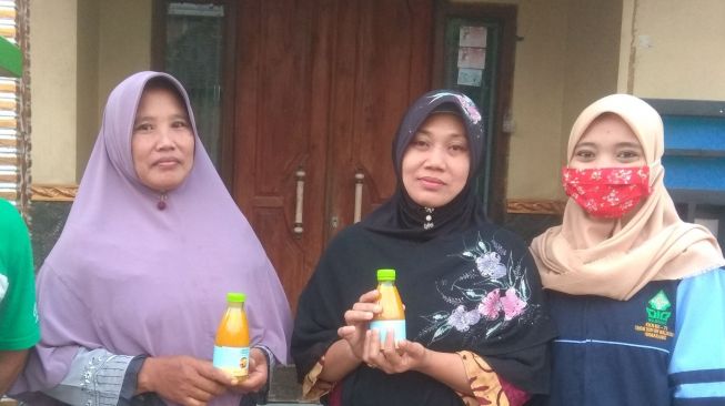 Mahasiswa KKN UIN Walisongo Racik dan Bagikan Jamu Gratis ke Desa Weding