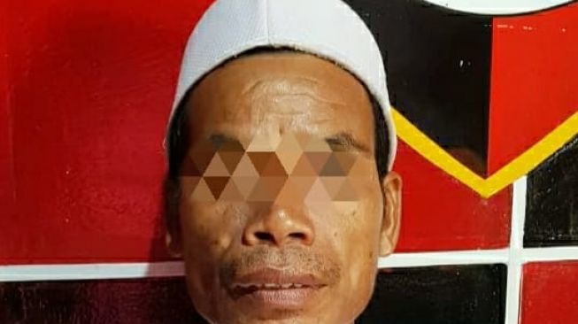 Pria Paruh Baya Ngamuk Pakai Tombak, Warga Ketakutan