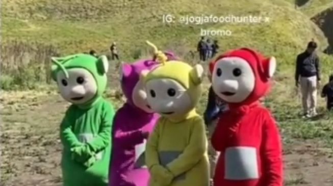 Dulu Diajak, Kini Badut Teletubbies Bromo Cuma Melongo Lihat Turis Berfoto