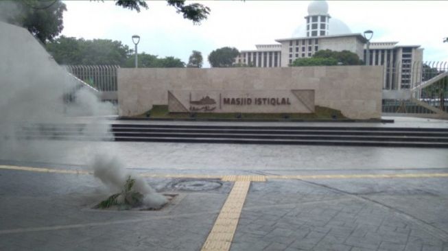 Kepulan asap yang terlihat di Masjid Istiqlal akibat adanya kabel listrik yang terbakar, Ahad (25/10/2020). (ANTARA/HO/Dokumentasi Sudin Gulkarmat Jakarta Pusat)